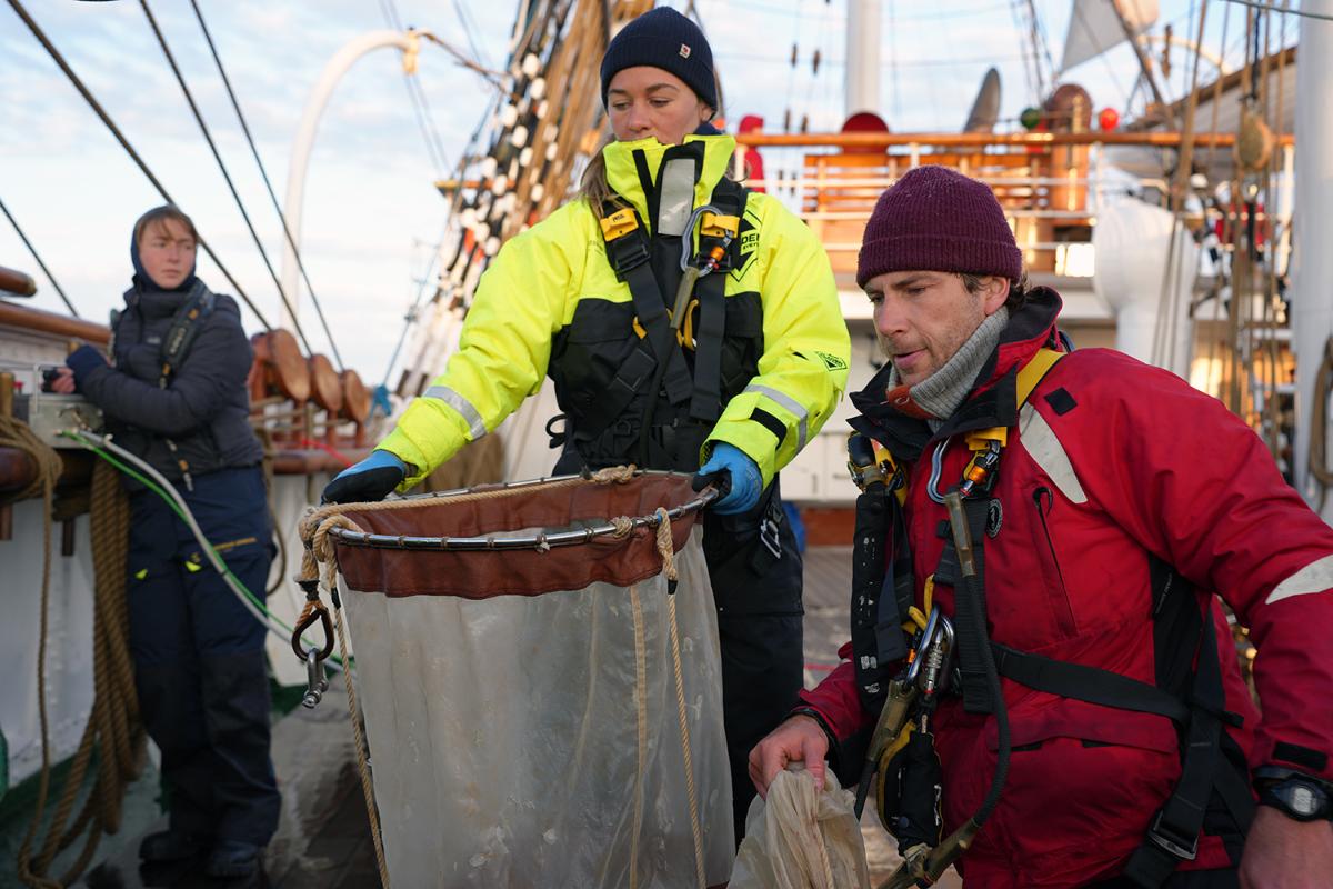 Personer på dekk med et planktonnett